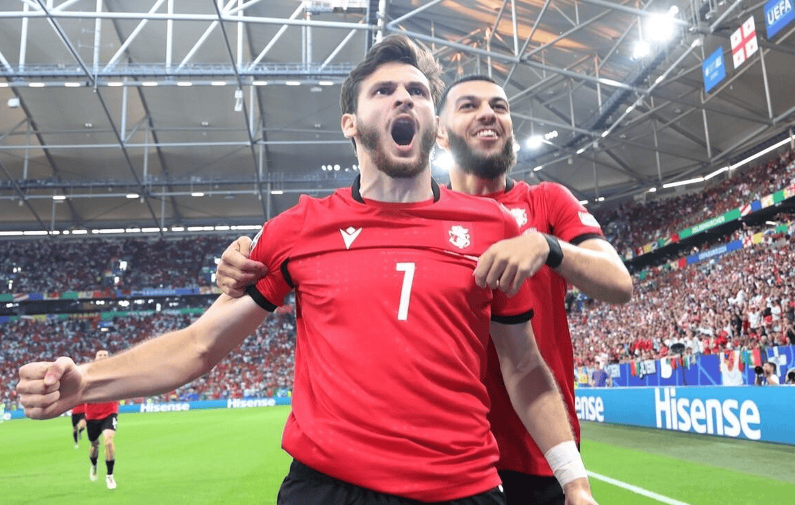 比赛中球员精彩表现引发球迷狂热追捧 比赛中球员精彩表现引发球迷狂热追捧