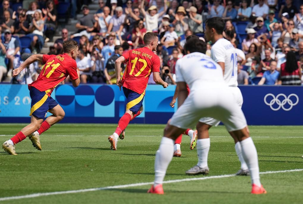 包含足球赛场实力对比看球迷狂热,比赛结果引发热议的词条 包含足球赛场实力对比看球迷狂热,比赛结果引发热议的词条