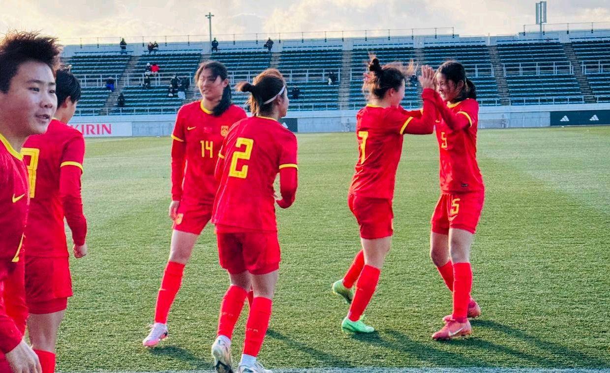 中国女足队员张某在比赛中发挥出色 中国女足队员张某在比赛中发挥出色