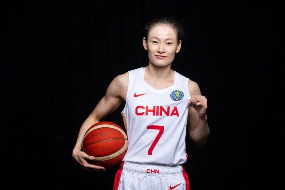 中国女队球员在比赛中展现出强大实力