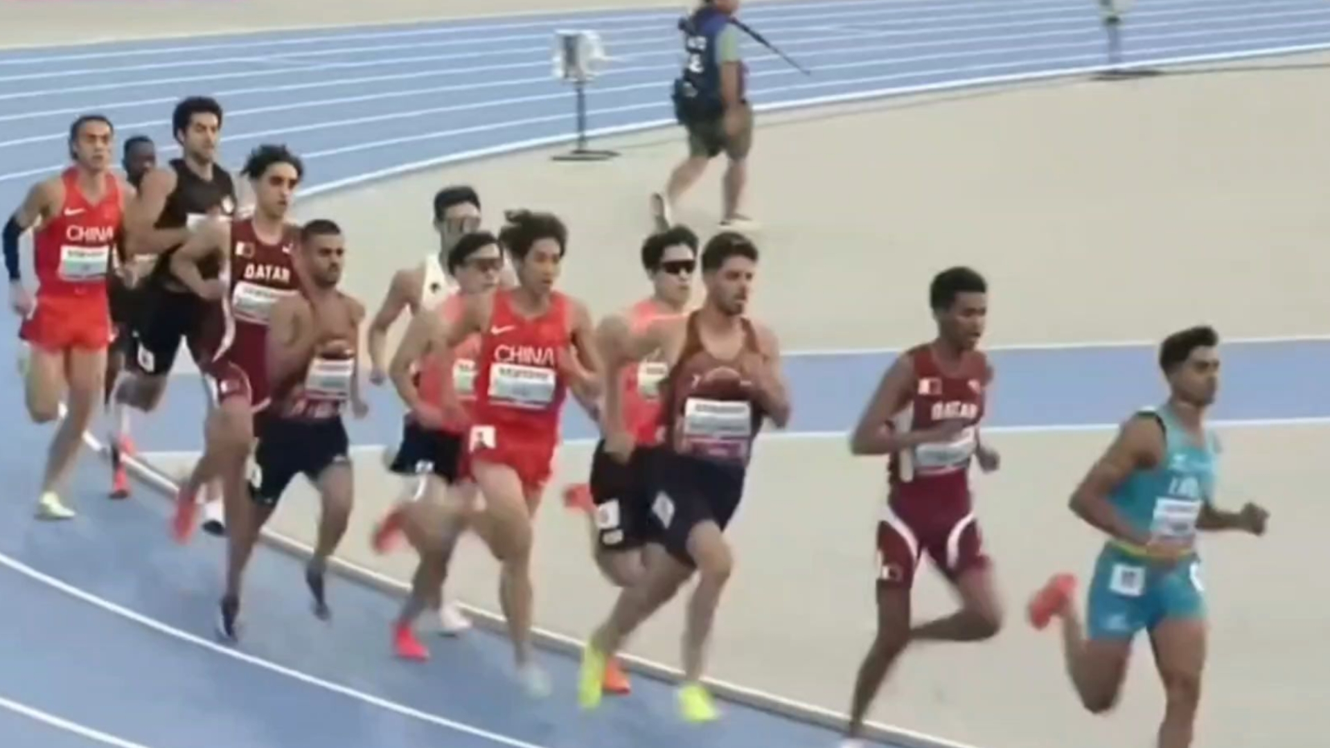 开云体育APP下载-田径接力男子决赛选手冲刺冠军