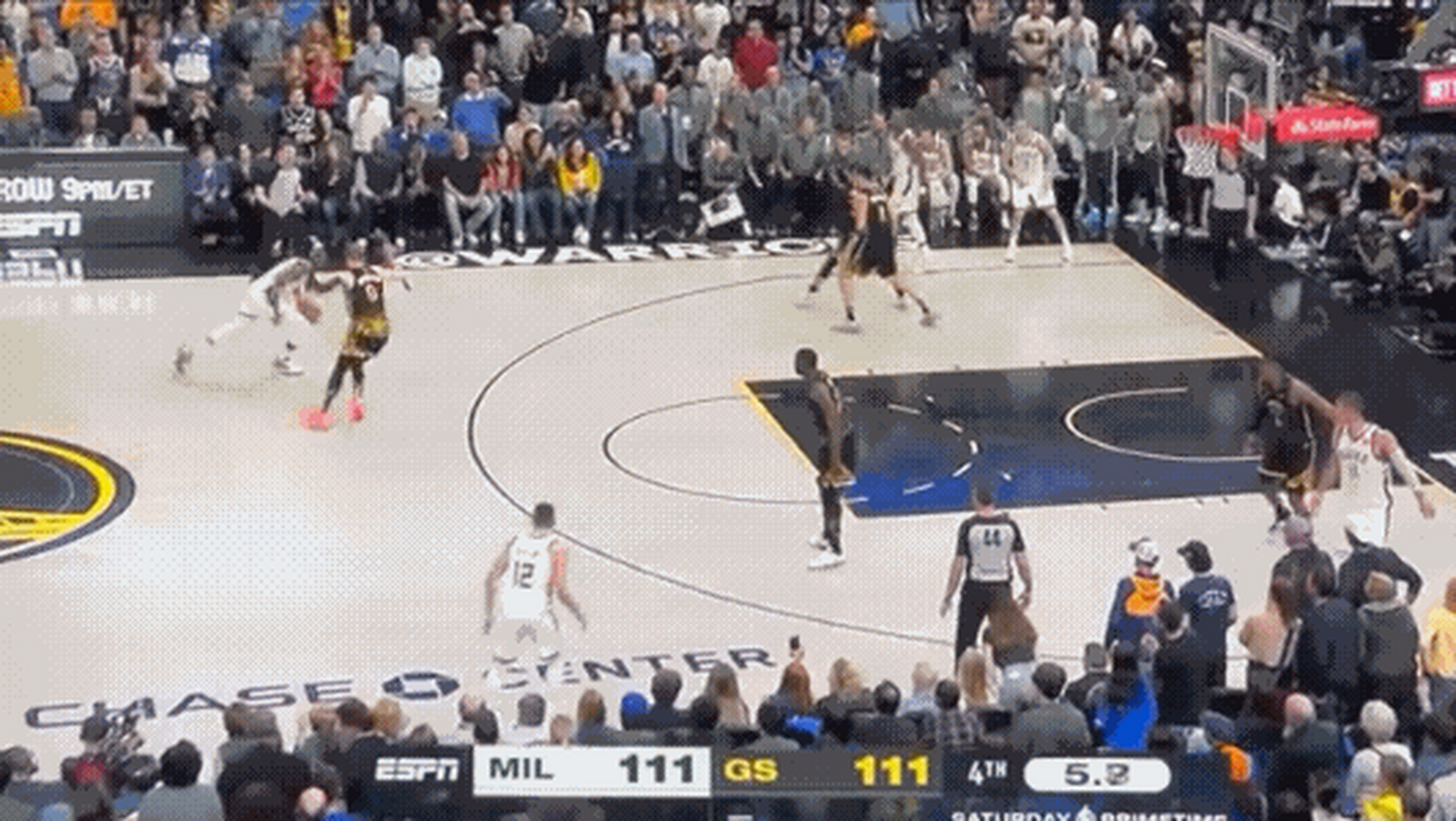 开云下载-雄鹿主场不敌活塞，遭遇三连败的简单介绍