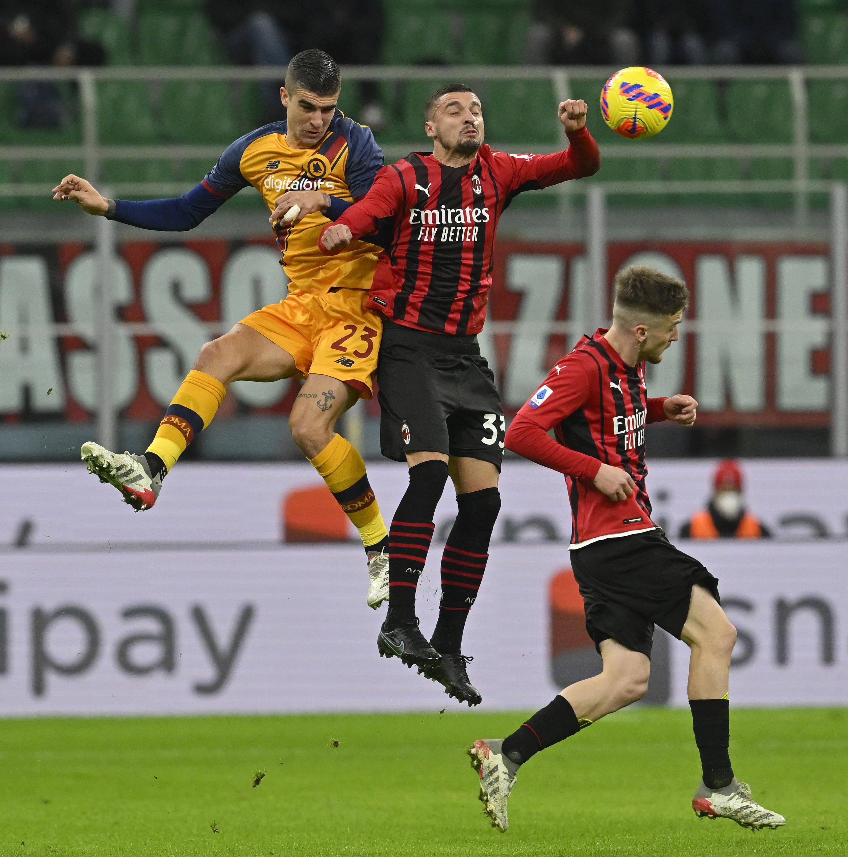 开云官网-意大利足球盛况空前，AC米兰队夺冠在望