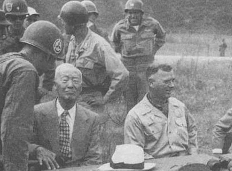 里昂助教指导球员技战术,备战下一场战役的简单介绍 里昂助教指导球员技战术,备战下一场战役的简单介绍