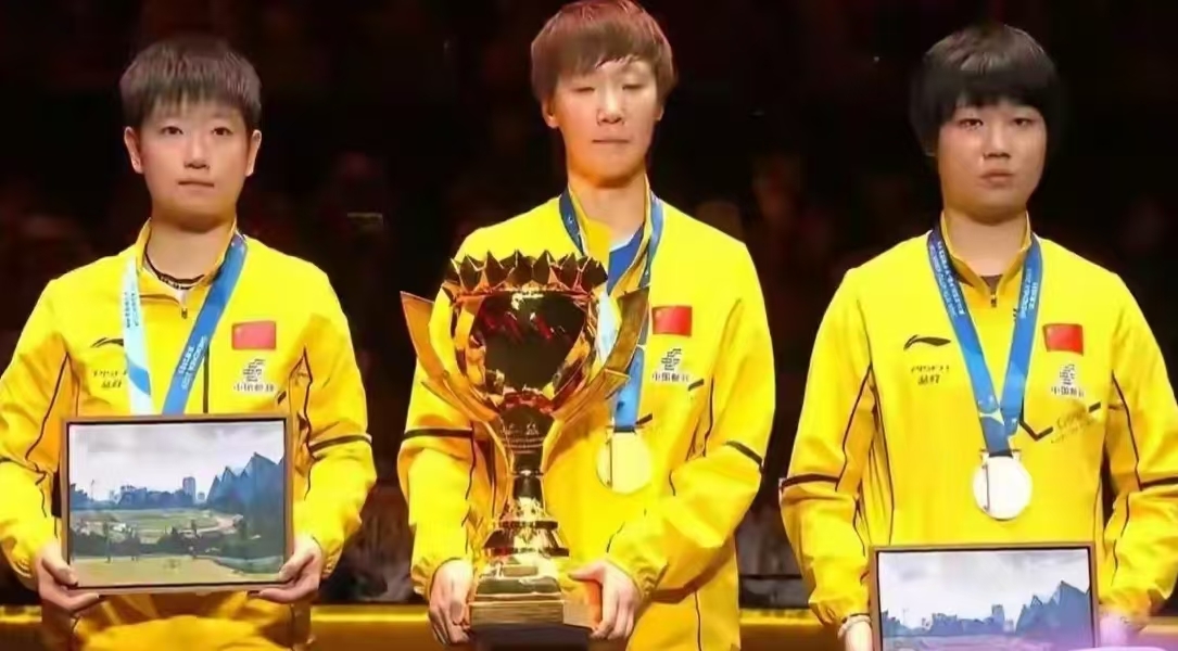 手舞足蹈喜领大奖，运动员欢乐胜利的简单介绍