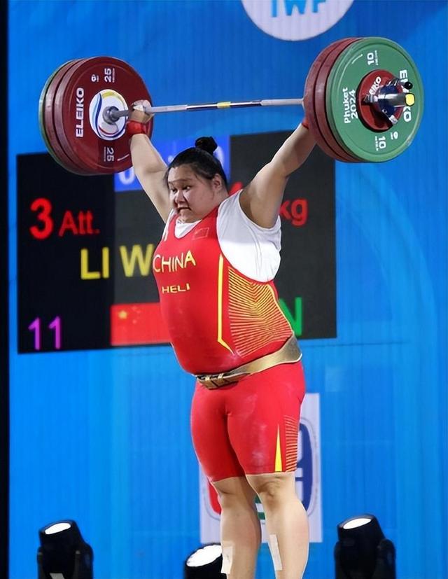 捷克举重女将力克对手，夺得桂冠