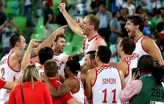 开云体育登录-球队的团结助力胜利，庆祝胜利连连