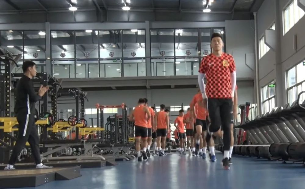 包含青岛黄海临场调整教练战术布置的词条