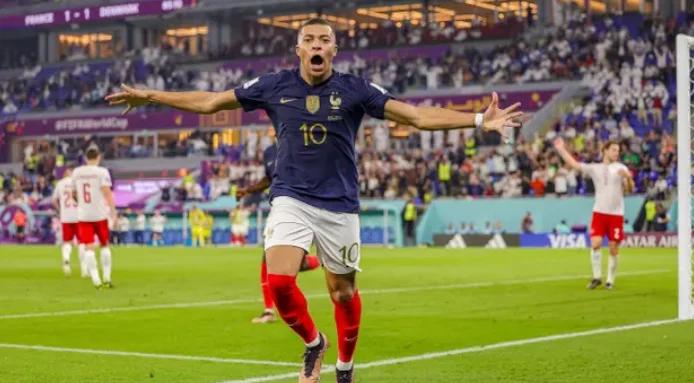 法国队碾压对手，小组头名力压群雄