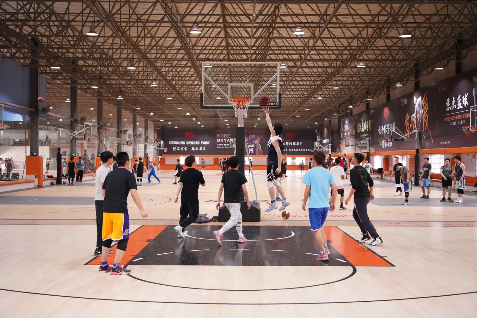 开云官网-篮球公园城主场告捷，全队壮大霸气扫敌