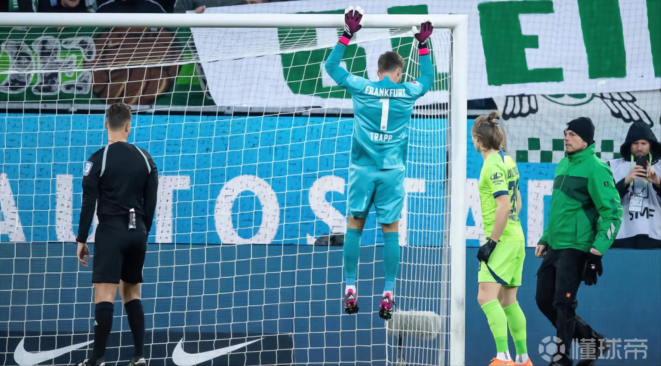 开云平台-沃尔夫斯堡队长力挺守门员在比赛中的表现