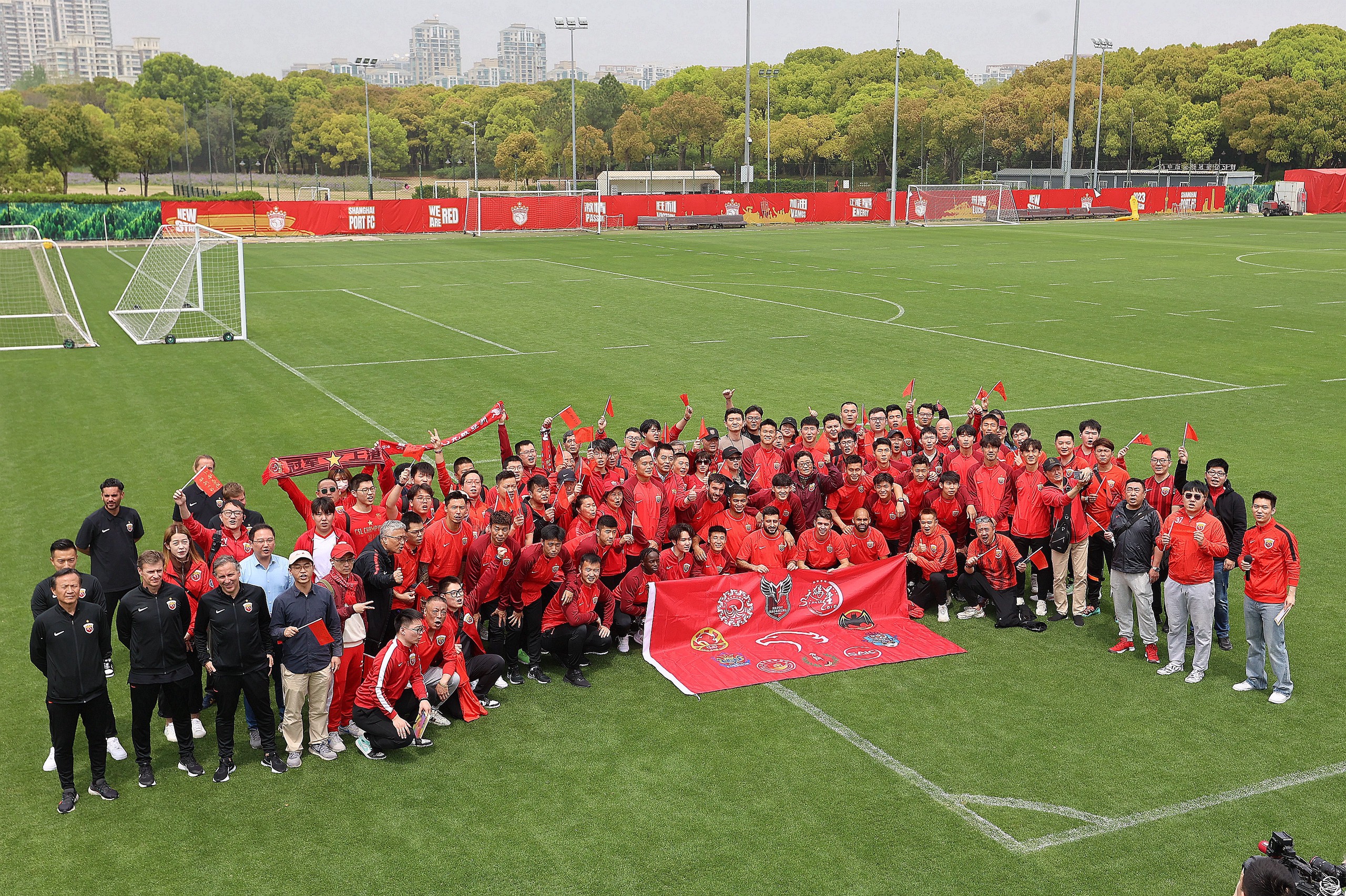 赛季粉丝见面会热闹登场，球迷尖叫连连