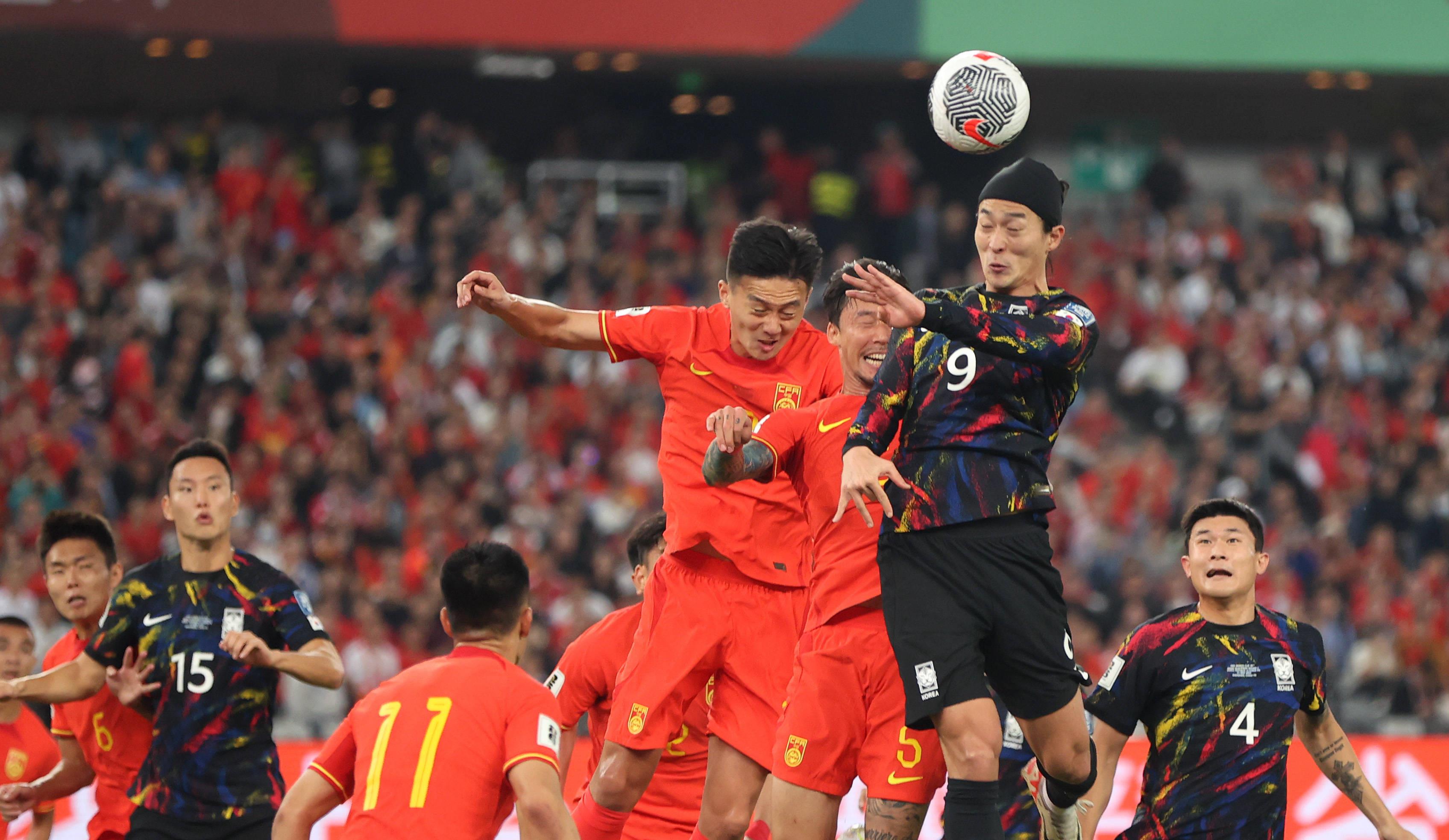 中国队员们在足球赛事中发挥出色