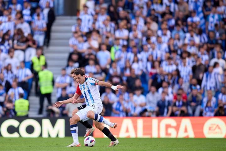 巴塞罗那客场挑战皇家社会：西甲豪门对决