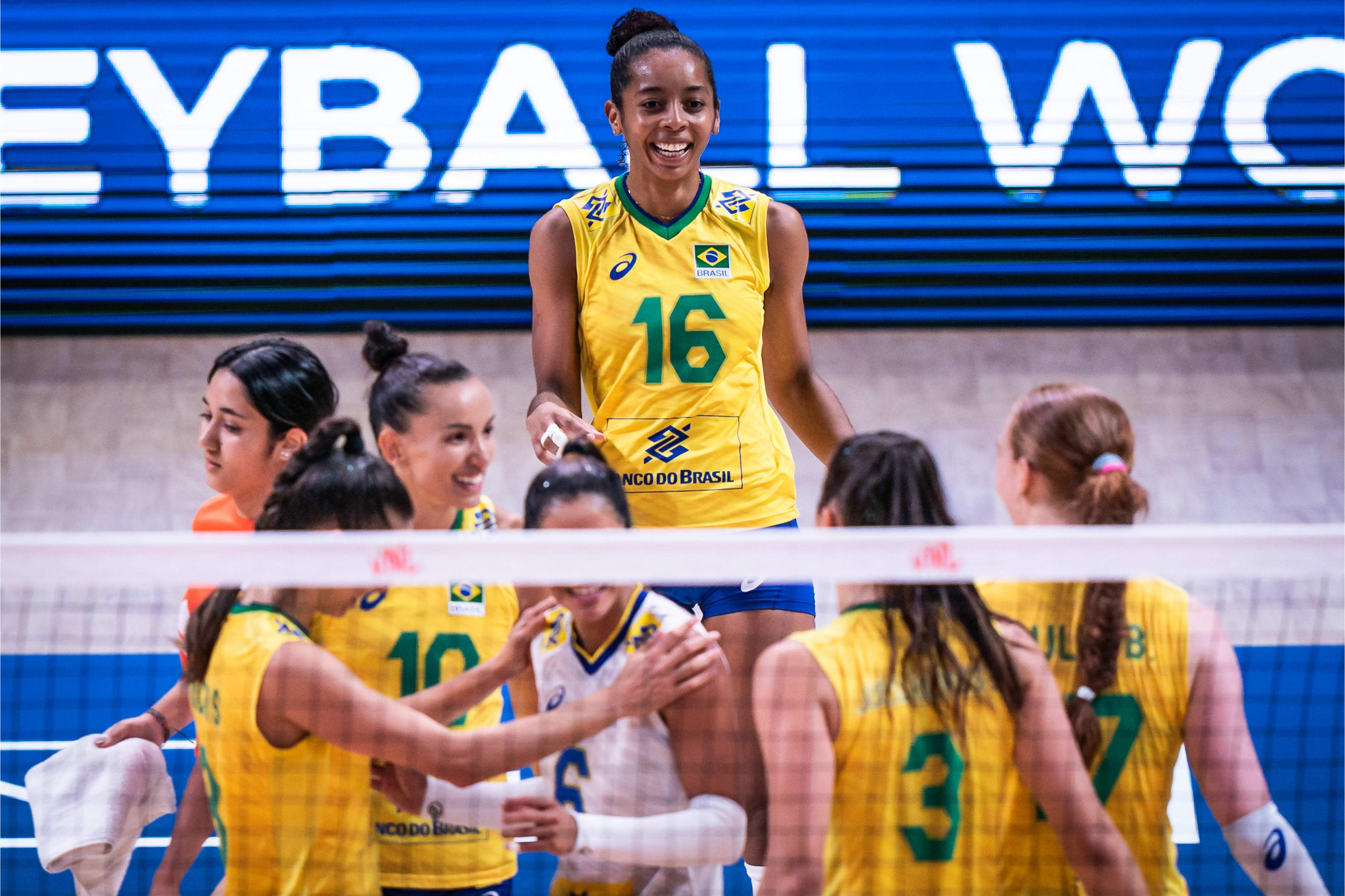 巴西排球队击败荷兰，成功晋级半决赛