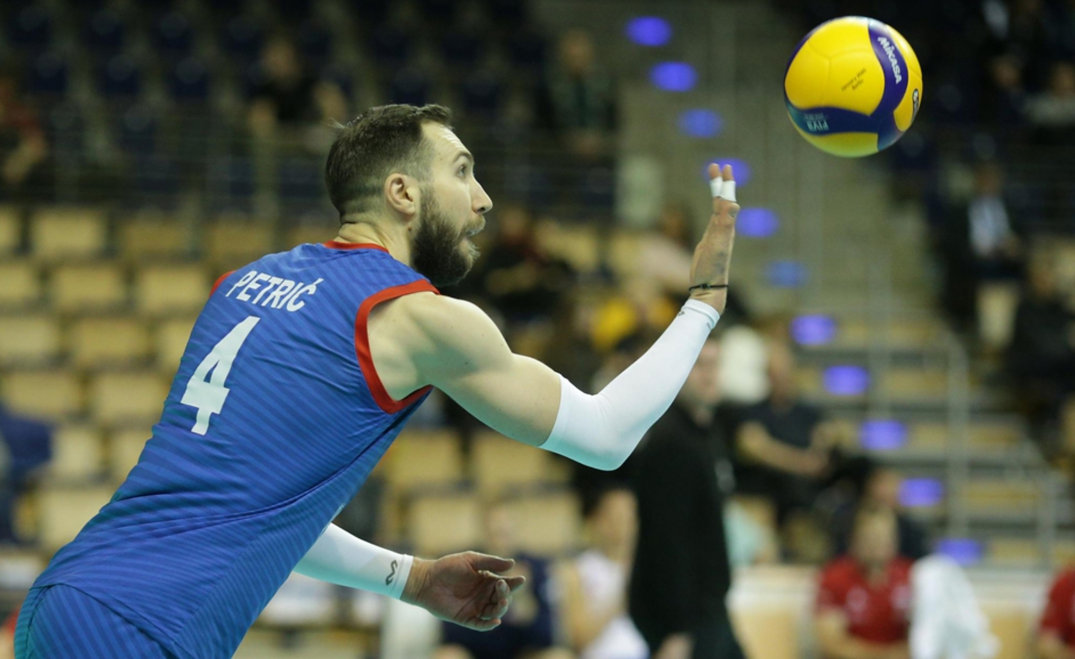 荷兰主场失利,险胜塞尔维亚 荷兰主场失利,险胜塞尔维亚