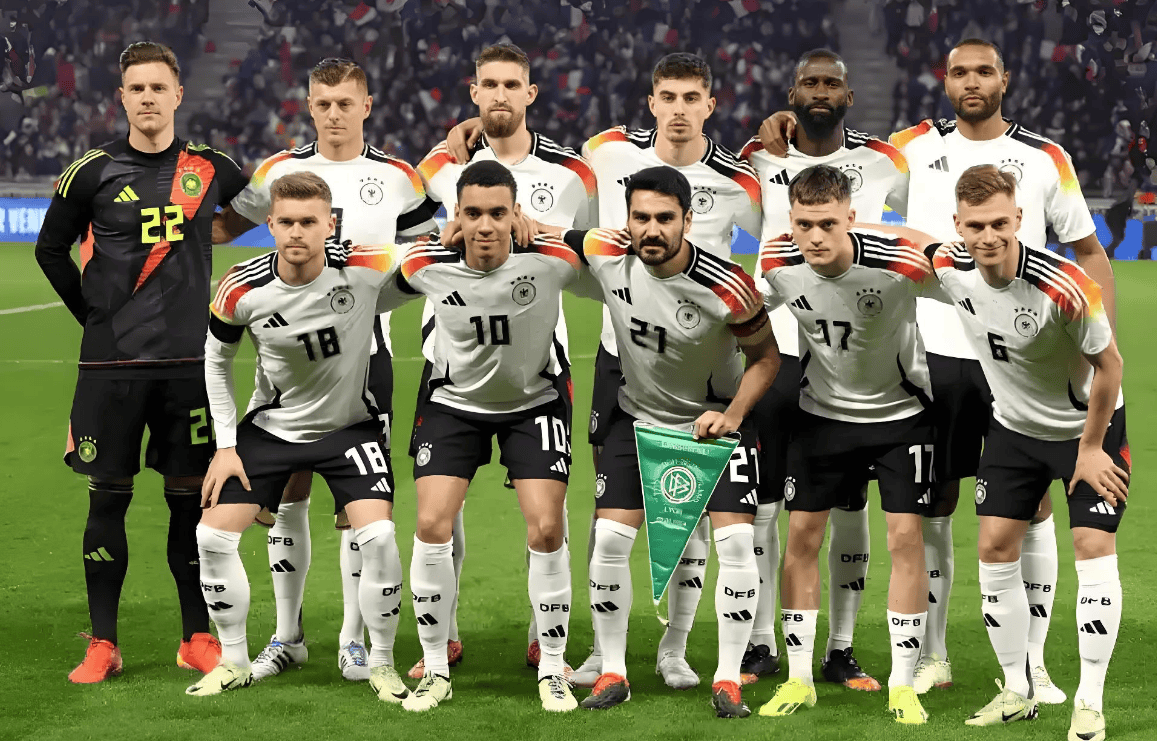 开云体育登录-祖国足球队晋级欧国联决赛，球迷狂喜欢呼