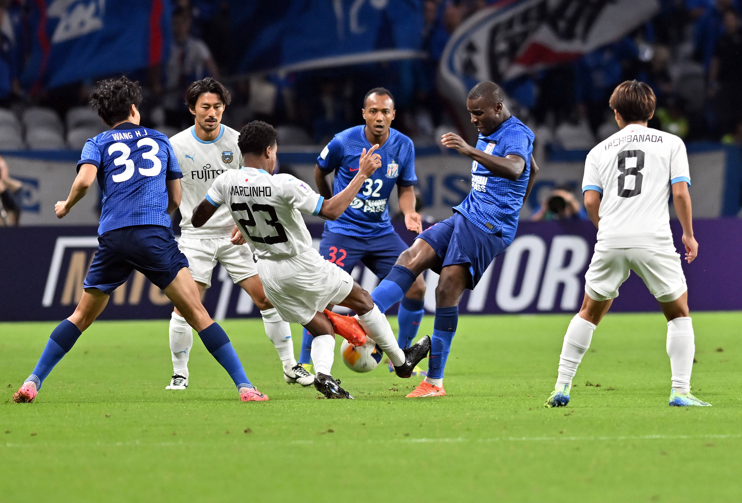 足球比赛现场气氛火爆,球迷热情高涨的简单介绍 足球比赛现场气氛火爆,球迷热情高涨的简单介绍