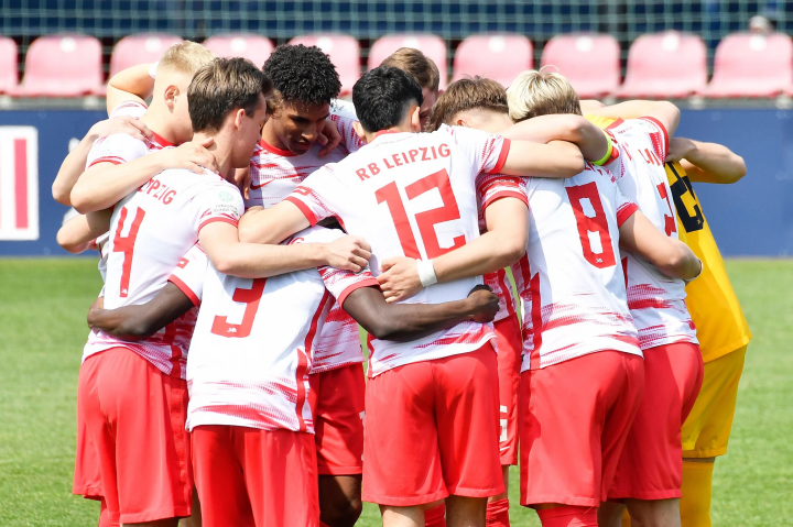 开云体育官方网站-汉诺威96力克奥格斯堡，成功保持中游位置