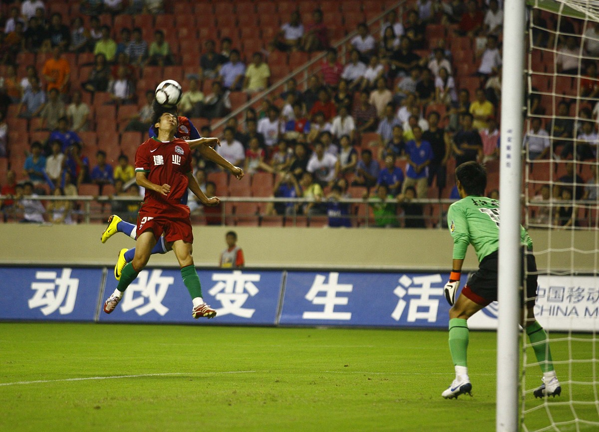 精彩足球比赛赛事热情高涨,运动员拼命争夺 精彩足球比赛赛事热情高涨,运动员拼命争夺