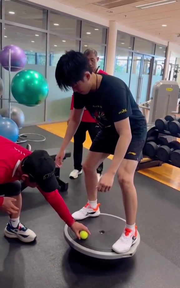 敢为强者,运动员们在赛场上展现无畏英姿 敢为强者,运动员们在赛场上展现无畏英姿