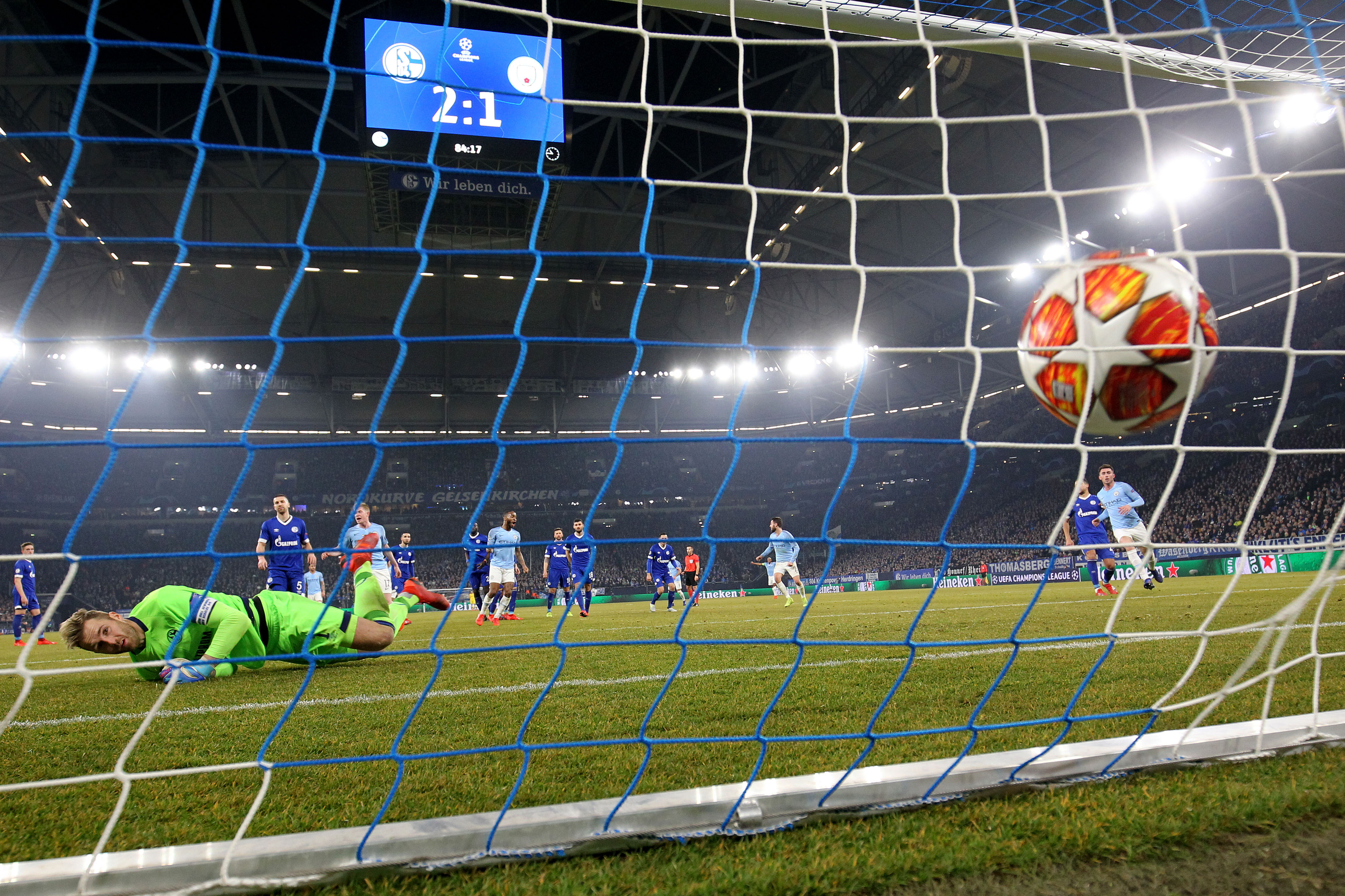 沙尔克04客场惨败,连败局势难改 沙尔克04客场惨败,连败局势难改