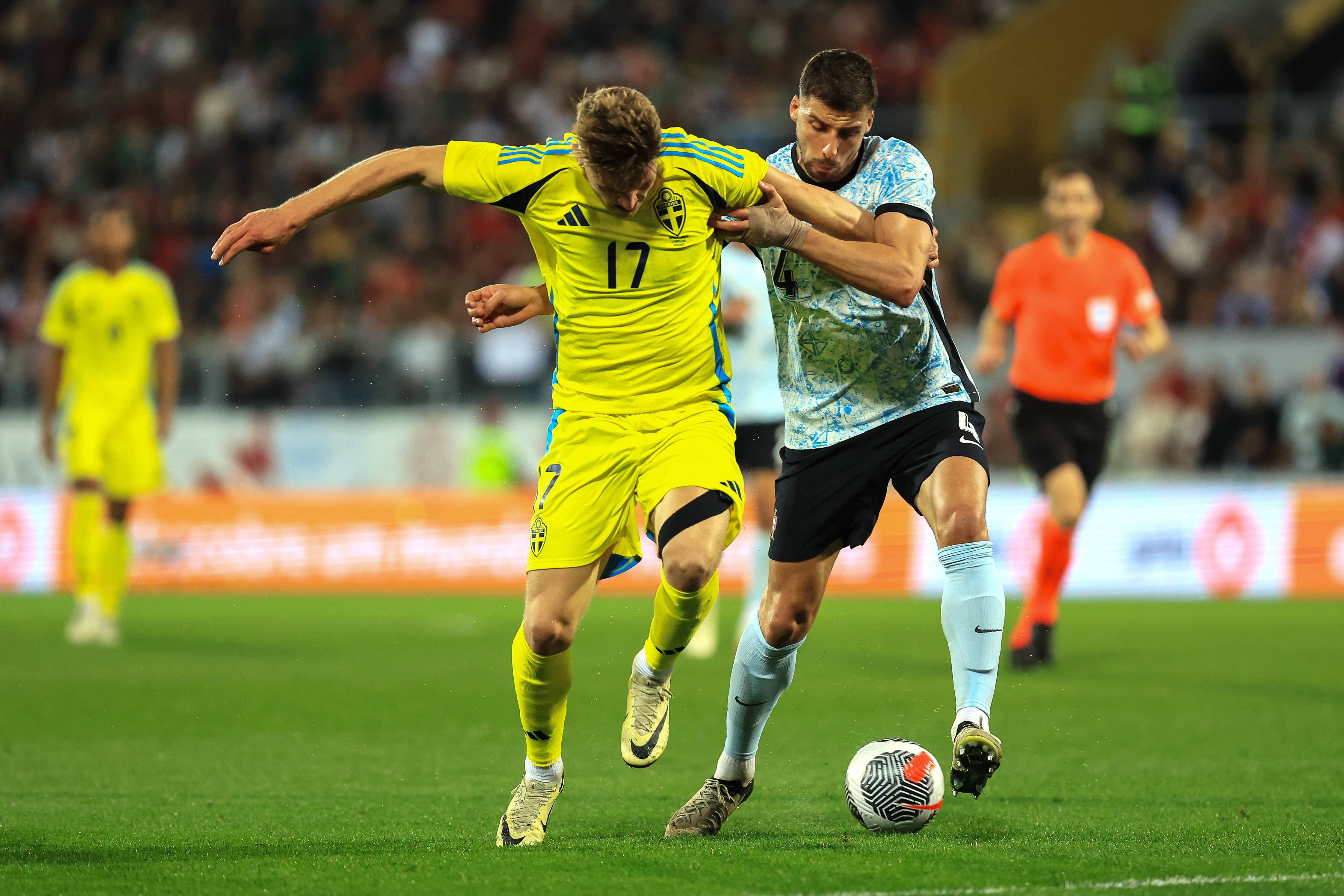 关于足球联赛的厮杀场面令人目不暇接的信息