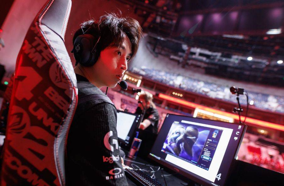 关于DK鏖战FPX，Hanssama线上压制力十足激烈交锋八强赛，留下经典瞬间的信息