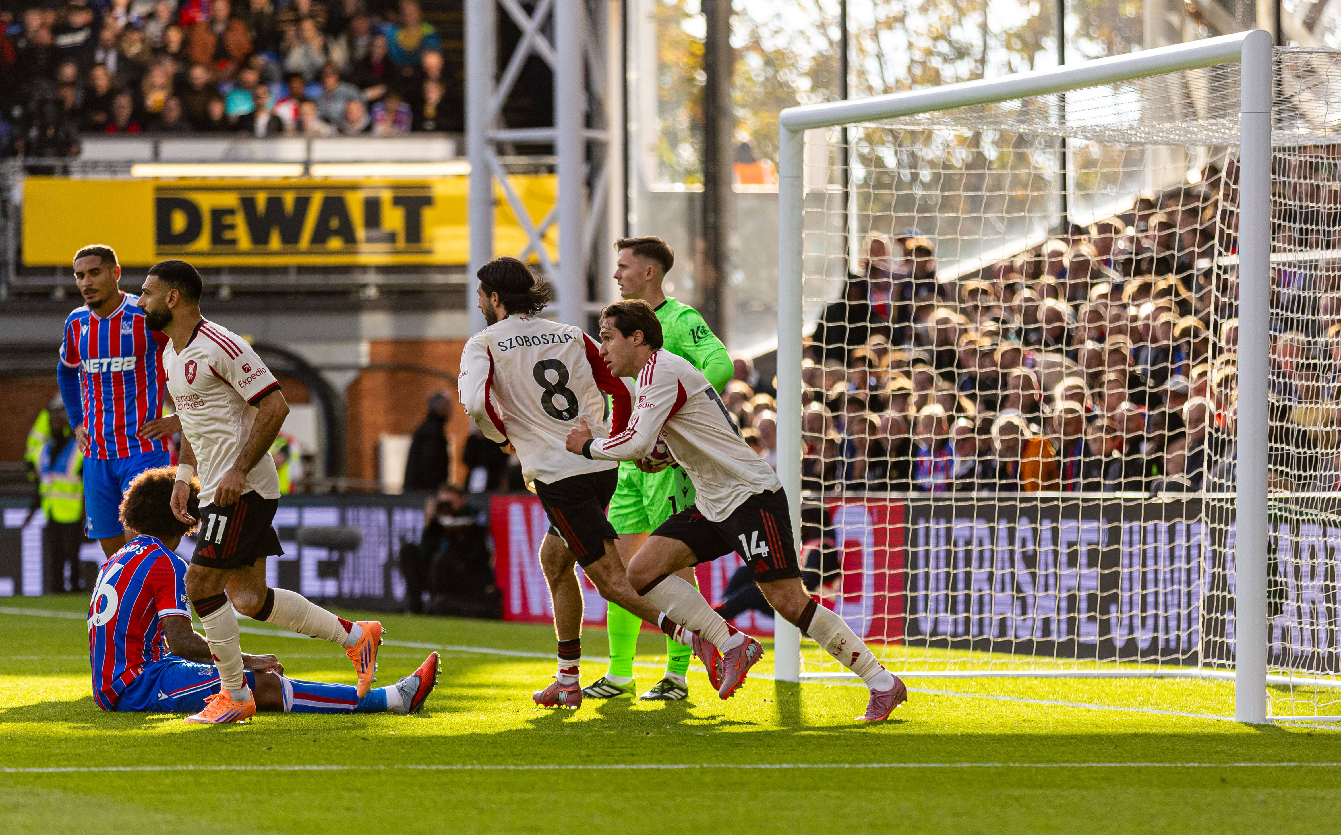 开云体育APP下载-英超比赛回放：场上球员火爆表现挣扎争胜