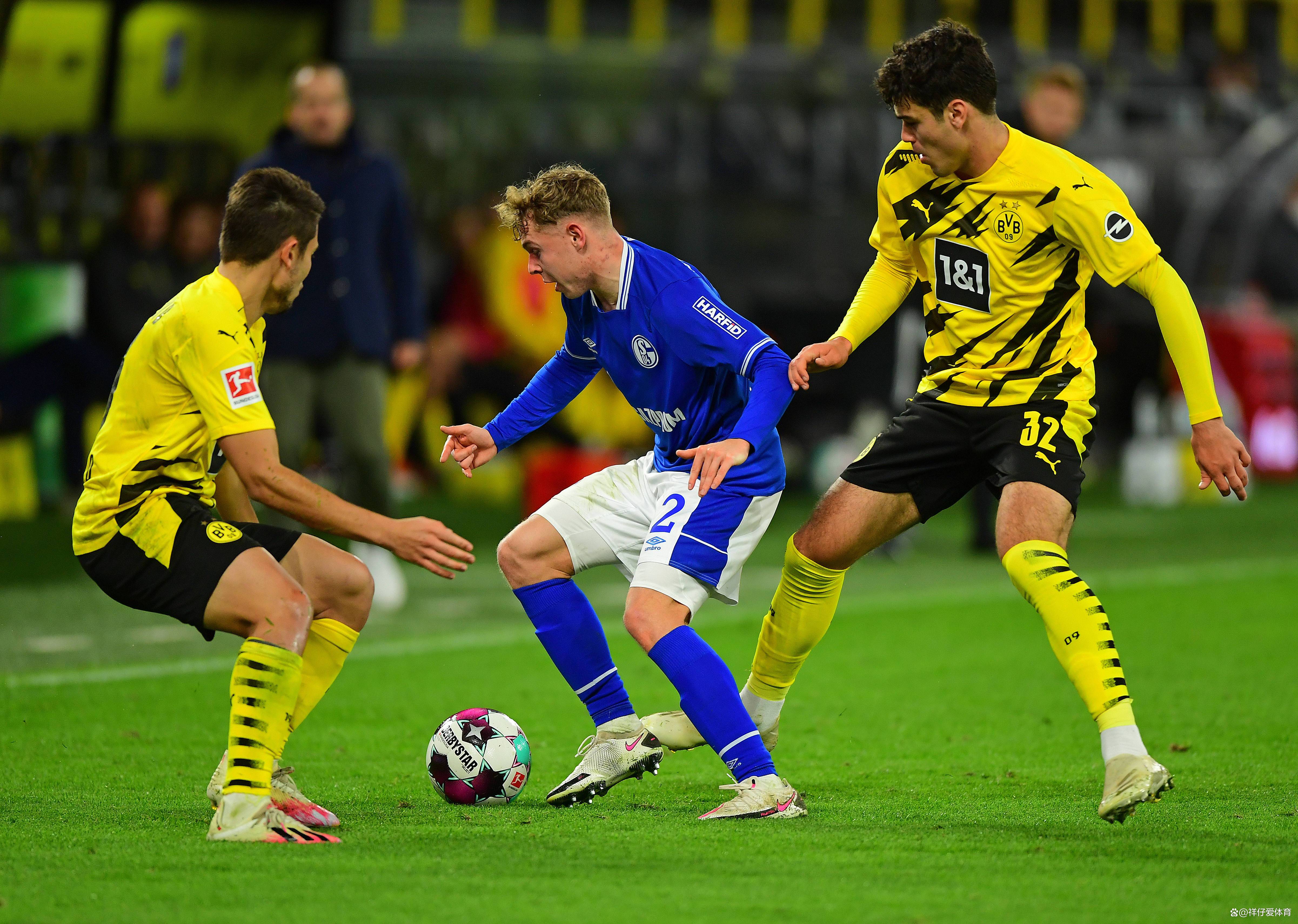 开云体育在线-精彩纷呈的足球比赛引人入胜，球迷欢呼不断