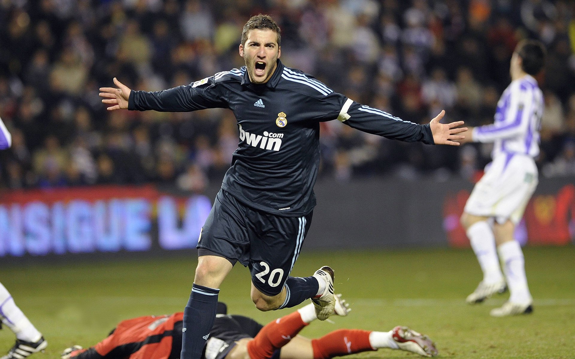 王者归来与星辰初升,梅赛德斯轻取红牛二队,皮亚斯特里惊艳四座